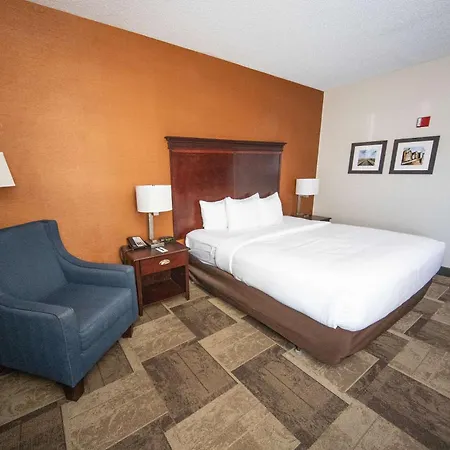 Comfort Inn & Suites Hutchinson Exterior photo