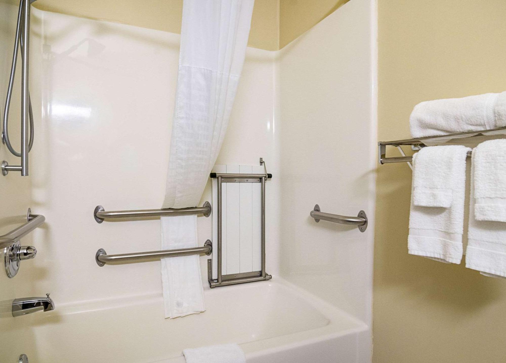 Hotel Comfort & Hutchinson